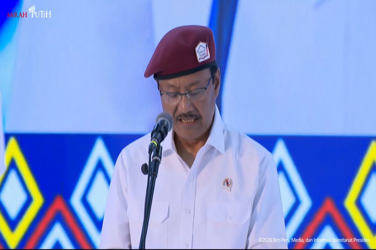 Crianças indonésias participando do programa Sekolah Rakyat em ambiente escolar coletivo