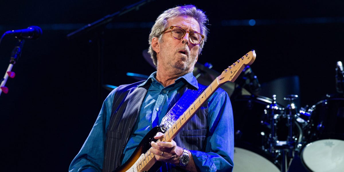 Eric Clapton tocando guitarra durante um show ao vivo