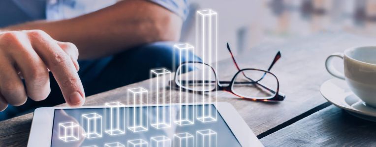 Equipe trabalhando em dashboards de marketing