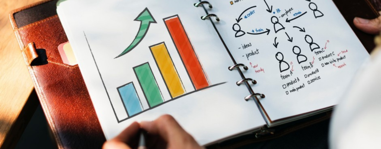 Time comercial analisando etapas do funil de vendas